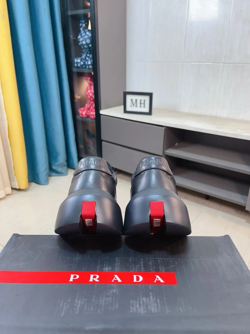 Men's shoes 💰620🌹🌹High-quality new Prada counters are launched simultaneously. The new men's shoes and 😘fabrics are selected from imported mesh and glue-spraying technology. Imported cowhide lining. 👍🏿High-end☄️Open-molded non-slip rubber outsole, exquisite lines, simple and elegant, comfortable and high-end for leisure travel. Code number: 38 to 44